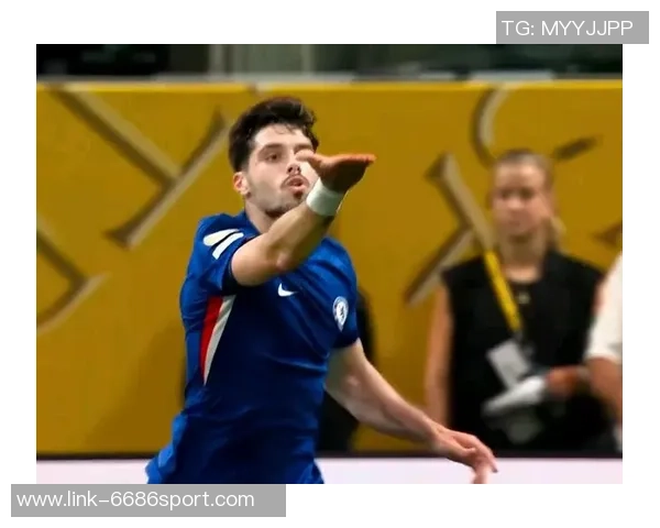 足球名星图片欣赏与解析展现球场风采与个人魅力的精彩瞬间 足球名星图片欣赏与解析展现球场风采与个人魅力的精彩瞬间